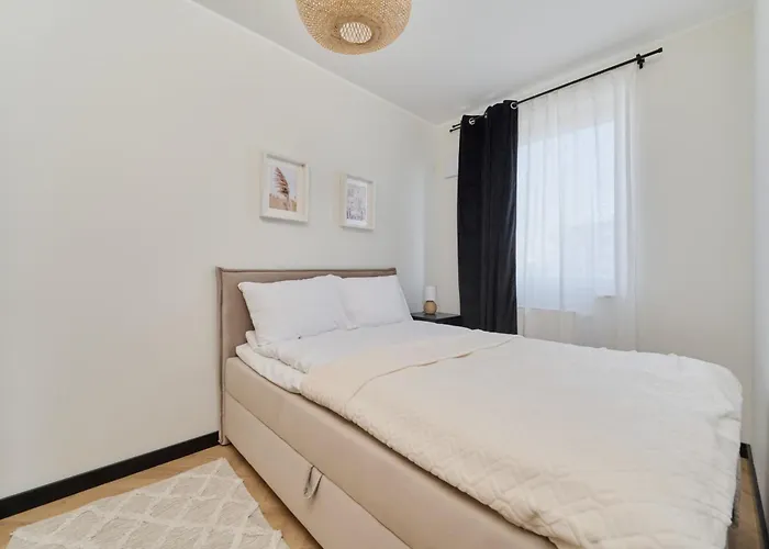 Fresh & Stylish In With Parking & Balcony By Renters Appartamento Poznań