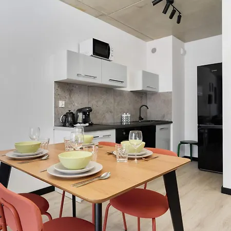 아파트 Fresh & Stylish In With Parking & Balcony By Renters