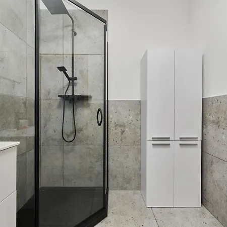 Fresh & Stylish In With Parking & Balcony By Renters *