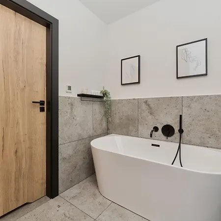 아파트 Fresh & Stylish In With Parking & Balcony By Renters 포즈난