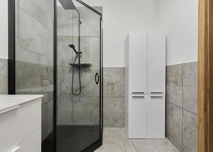 Fresh & Stylish In With Parking & Balcony By Renters *