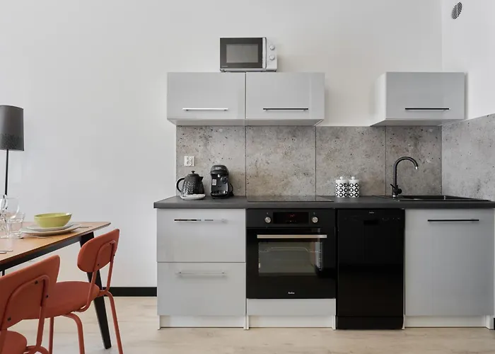 Fresh & Stylish In With Parking & Balcony By Renters アパート