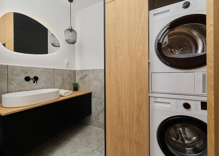 Fresh & Stylish In With Parking & Balcony By Renters Apartment *